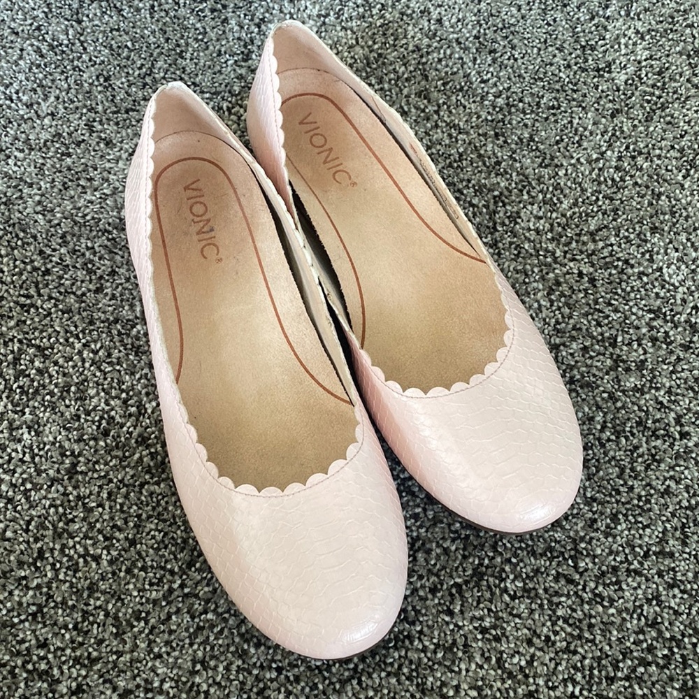 Like new vionic flats